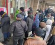 Cozi lungi și la bancomatele din Mariupol