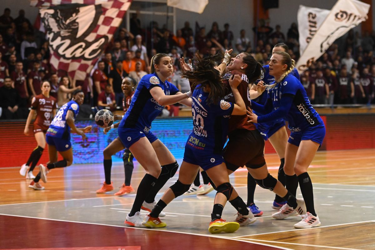 CSM București a câștigat derby-ul cu Rapid și reaprinde lupta la titlu în „Liga Florilor” » Cristina Neagu, imperială în fața fanilor giuleșteni