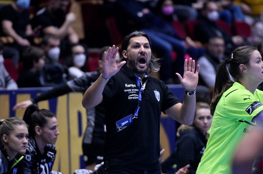 Adi Vasile reacționând pe margine într-unul dintre meciurile din acest sezon FOTO Cristi Preda