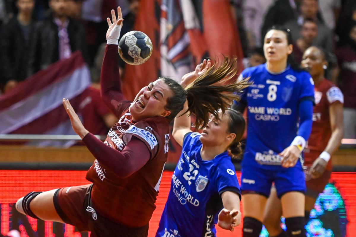 CSM București a câștigat derby-ul cu Rapid și reaprinde lupta la titlu în „Liga Florilor” » Cristina Neagu, imperială în fața fanilor giuleșteni