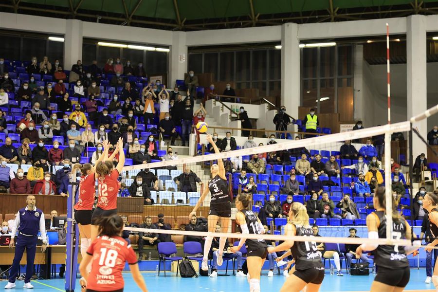Ghergana Dimitrova și Jovana Kocici încearcă să blocheze un atac al oaspetelor// FOTO: CEV CSM Volei Alba Blaj, vicecampioana României, eșec în turul „semifinalelor” Cupei CEV, în fața gigantului Eczacibași Dynavit