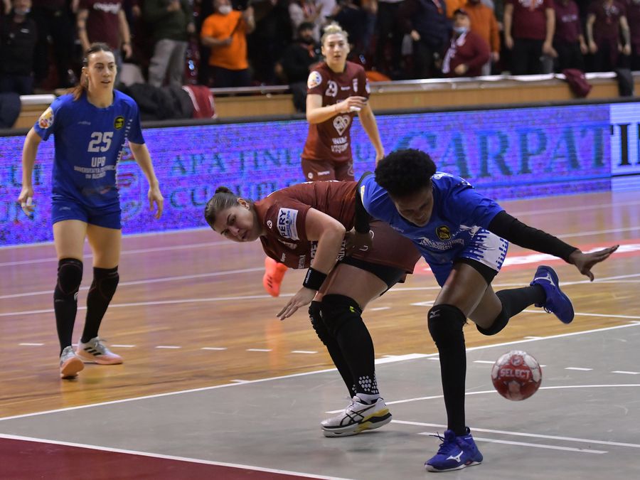 Oana Manea speră să se retragă în glorie după acest sezon FOTO sportpictures.ro Antrenorul lui CSM București și pivotul Rapidului prefațează derby-ul care poate decide campioana