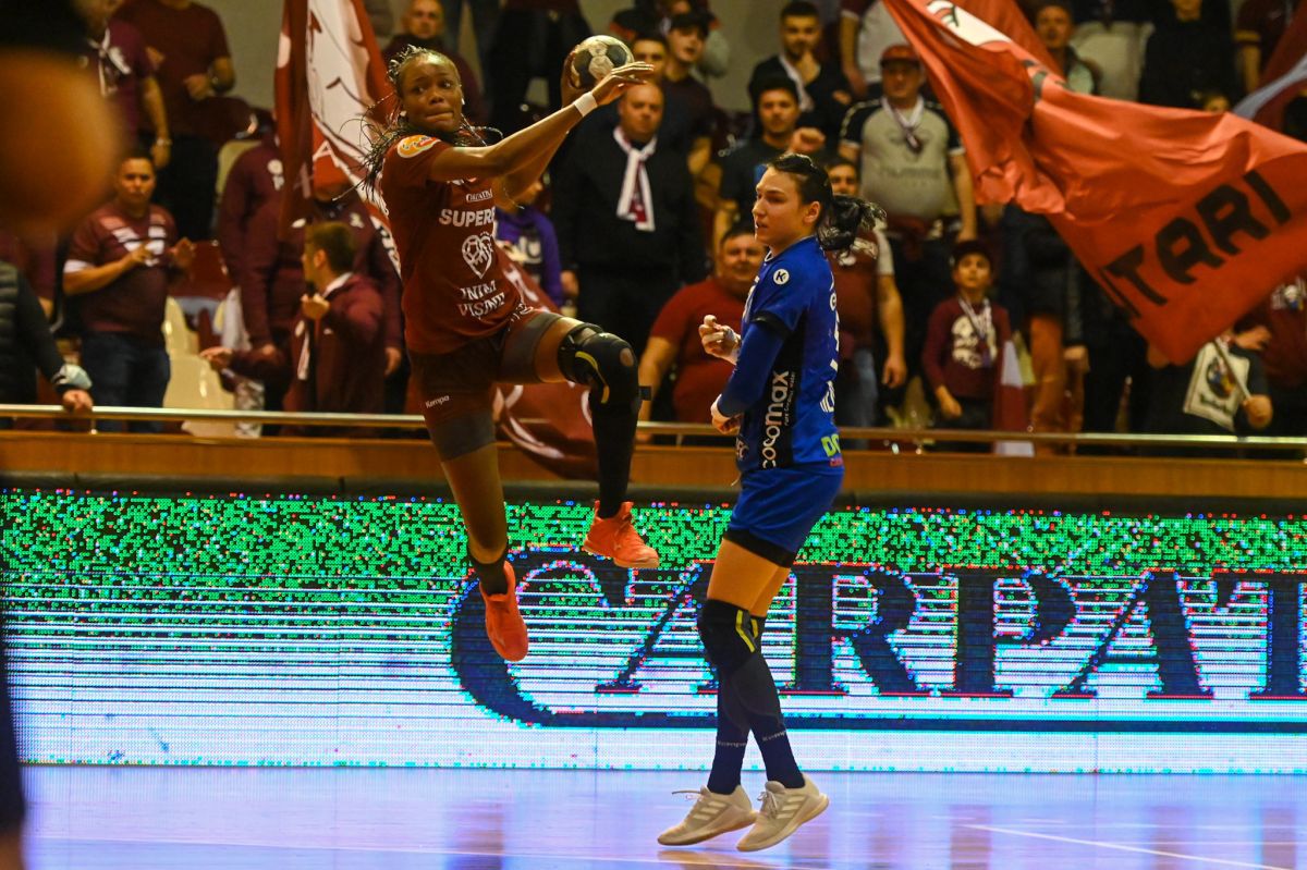 CSM București a câștigat derby-ul cu Rapid și reaprinde lupta la titlu în „Liga Florilor” » Cristina Neagu, imperială în fața fanilor giuleșteni