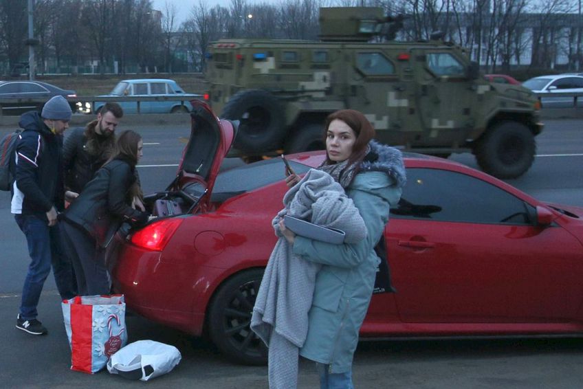 Imagine de azi din Ucraina: oamenii și-au înghesuit lucrurile în mașini și și-au părăsit casele. Foto: ImagoImages