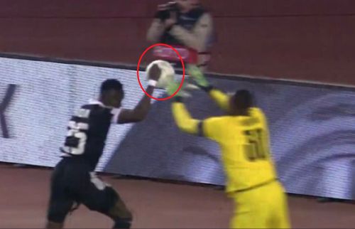 Ibrahima Wadji (26 de ani), atacantul lui Qarabag, a marcat cu mâna în meciul cu Marseille, 0-3, din manșa retur a „16”-imilor Conference League. La îndemnul antrenorului, fotbalistul senegalez a recunoscut după 5 minute neregularitatea