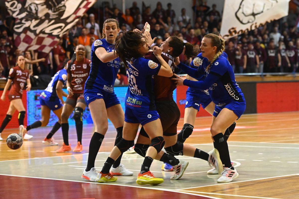 CSM București a câștigat derby-ul cu Rapid și reaprinde lupta la titlu în „Liga Florilor” » Cristina Neagu, imperială în fața fanilor giuleșteni