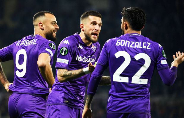 Protest anti-VAR în Conference League: cum l-a ironizat atacantul Fiorentinei pe arbitru, după ce a marcat golul victoriei în meciul cu Braga