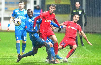 Numai în Liga 1: s-au antrenat pe sintetic, iar 3 jucători s-au rupt! Terenul cu iarbă s-a transformat în parcare