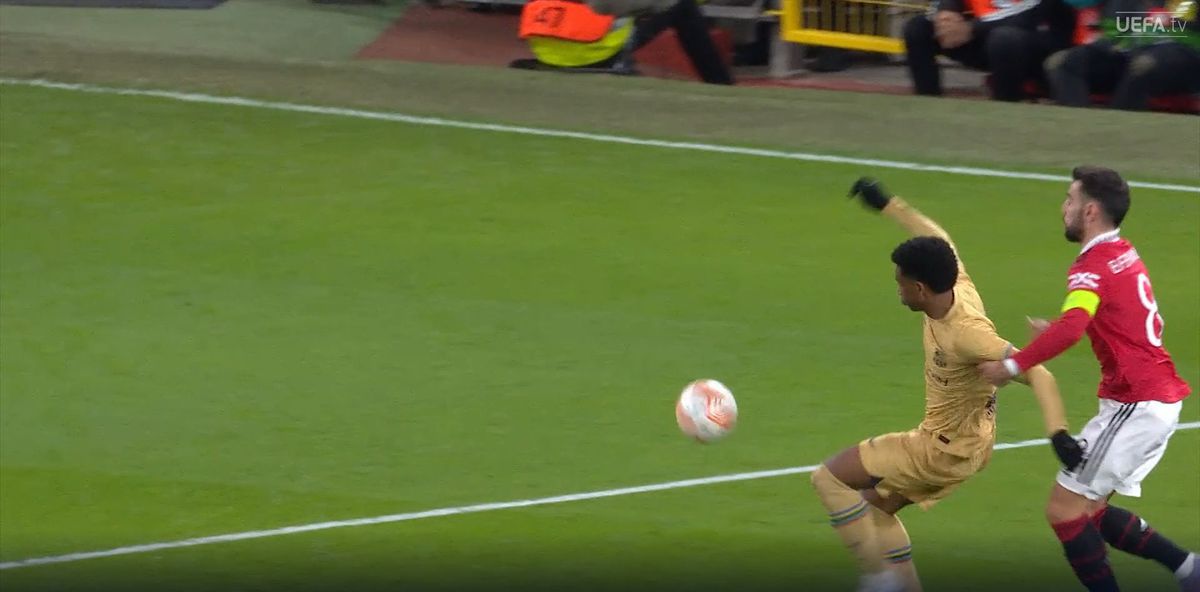 Bruno Fernandes, fault asupra lui Alejandro Balde, în Manchester United - FC Barcelona