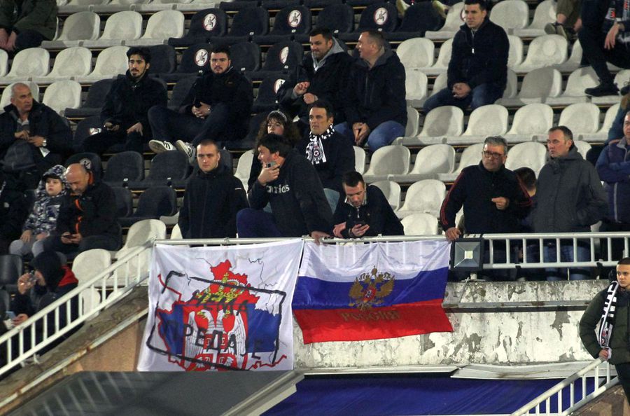 Steagul Rusiei (în dreapta), afișat la meciul Partizan - Sheriff Tiraspol / Sursă foto: Imago Images Steagul Rusiei, afișat de fanii sârbi la meciul cu Sheriff Tiraspol, după ce săptămâna trecută au fost interziși în Moldova