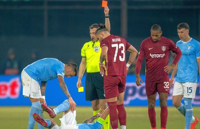 Conducerea lui CFR Cluj reclamă arbitrajul din returul cu Lazio: „Oprește meciul când noi scăpăm pe contraatac?!” + Nici Petrescu nu s-a abținut