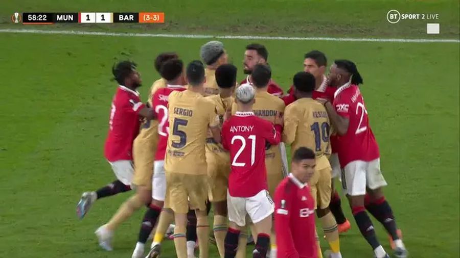 Sursă foto: BT Sport via Sport Bible Casemiro, viral pe net! Ce făcea când fotbaliștii de la Manchester United și Barcelona s-au încăierat