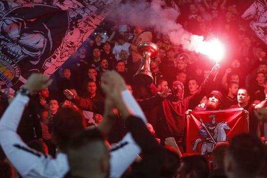 Temuții fani ai lui Partizan au afișat, pe lângă drapelul Rusiei, și un steag cu harta Serbiei mari / Sursă foto: Guliver/Getty Images