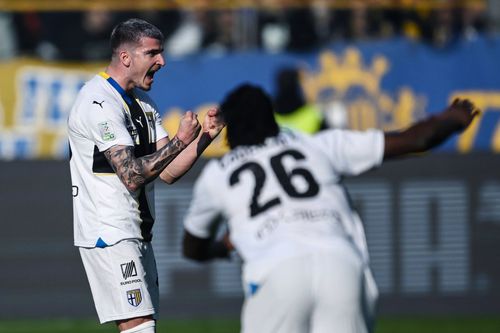Valentin Mihăilă a reușit un assist în remiza Parmei cu Como, scor 1-1, în etapa #26 din Serie B. Dennis Man a fost și el titular, dar a fost scos la pauză/ foto Imago Images