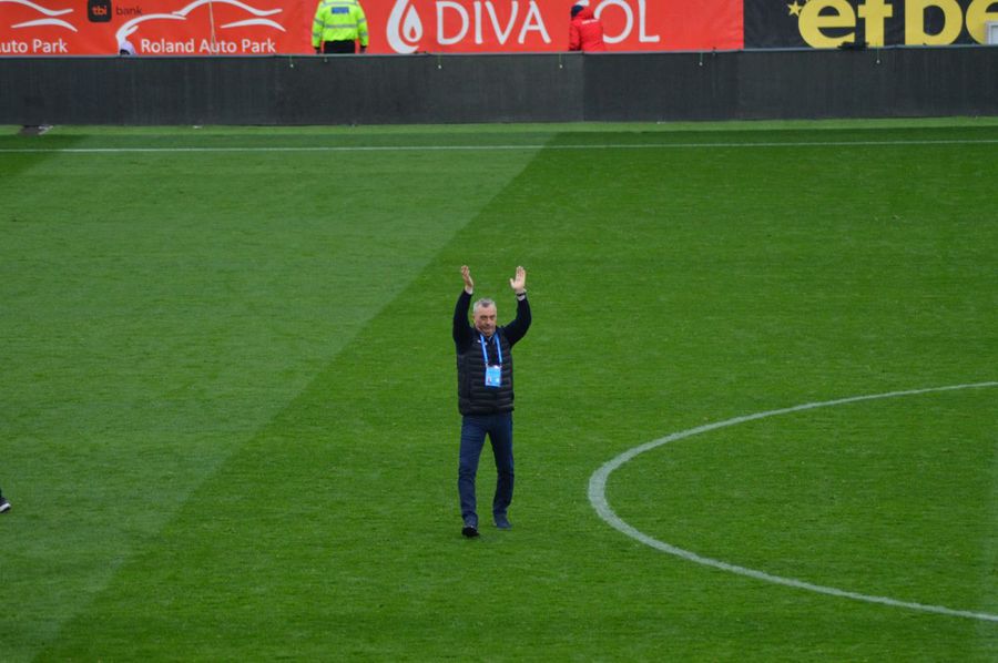 Mircea Rednic îi aplaudă pe suporteri Rednic nu glumește! UTA Arad câștigă și duelul de play-off cu Petrolul și e la egalitate cu locul 6 din Superliga