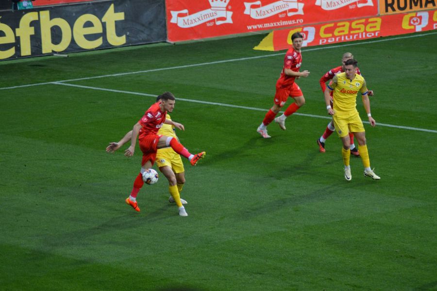 Meciul UTA Arad - Petrolul a demarat cu dueluri la limită Rednic nu glumește! UTA Arad câștigă și duelul de play-off cu Petrolul și e la egalitate cu locul 6 din Superliga