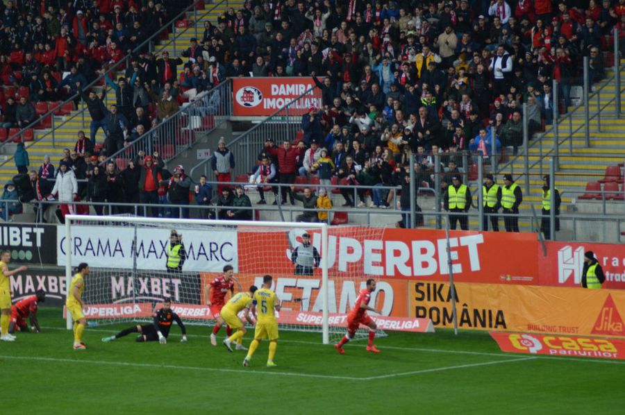 De Freitas, dreapta, deschide scorul la Arad, la o greșeală a portarului petrolist Zima Rednic nu glumește! UTA Arad câștigă și duelul de play-off cu Petrolul și e la egalitate cu locul 6 din Superliga