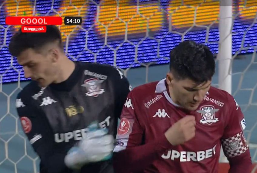 Cristian Săpunaru (39 de ani) a greșit flagrant în minutul 54 al meciului Poli Iași - Rapid, când giuleștenii erau în avantaj, scor 1-0 / FOTO: Captură TV @Orange Sport 1