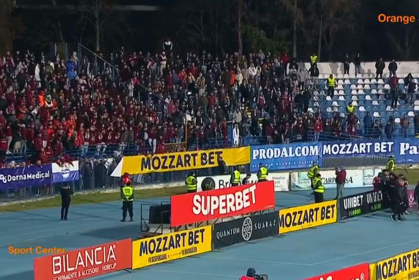 Poli Iași a învins-o pe Rapid, scor 3-1, în runda cu numărul 27 din Superligă. Galeria giuleșteană n-a acceptat eșecul și i-a gonit pe fotbaliști / FOTO: Captură TV @Orange Sport 1