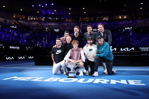 Jannik Sinner și echipa sa la Australian Open 2024, primul său trofeu de Mare Șlem. Giacomo Naldi este chair lângă campion FOTO Guliver/GettyImages