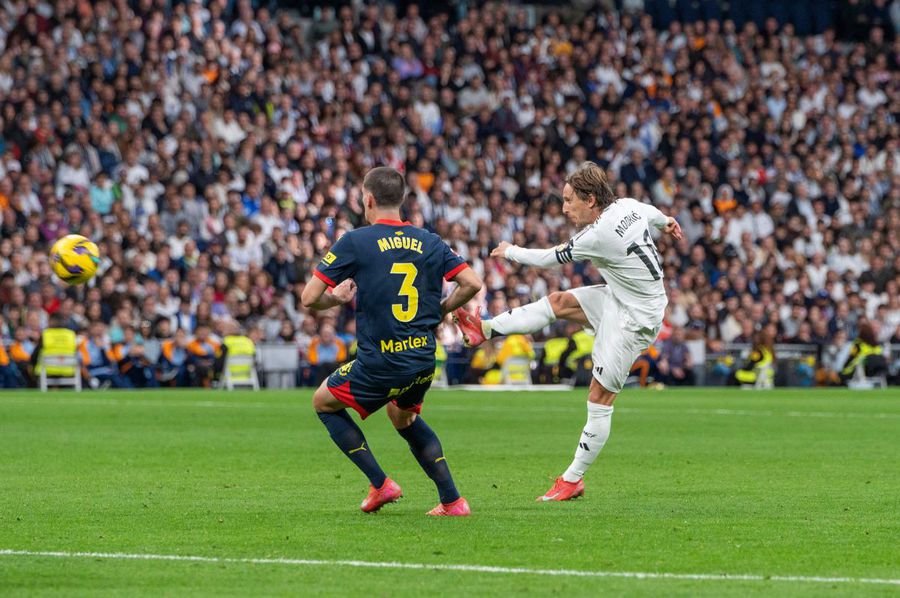 În meciul cu Girona (2-0), Luka Modric a marcat al 43-lea gol în 574 de apariții în tricoul lui Real Madrid / Foto: Imago Ancelotti cere prelungirea acordului lui Modric: „Un dar pentru fotbal!” » Cu ce legendă italiană l-a comparat