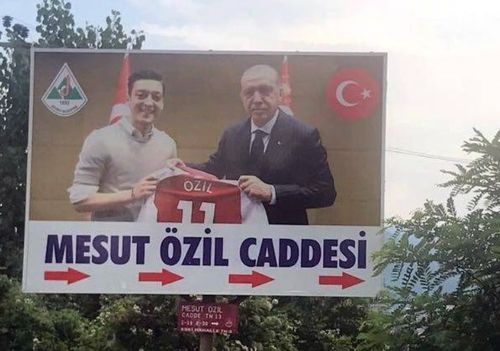 Reclamele electorale în care Mesut Ozil pozează alături de președintele Turciei