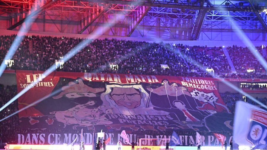 Scenografia afișată de suporteri în peluza lui Lyon la meciul cu PSG (2-3) Atenție FCSB! Infernul care o așteaptă în returul de la Lyon » Ce banner au afișat fanii lui OL la meciul cu PSG
