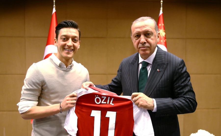 Mesut Ozil i-a dăruit președintelui Recep Tayyip Erdogan și un tricou al său din perioada Arsenal Mesut Ozil s-a lansat puternic în politică » Funcția primită în partidul președintelui Recep Tayyip Erdogan!