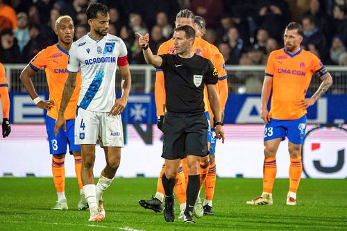 Jeremy Stinat, arbitrul partidei Auxerre - Marseille. Foto: Imago
