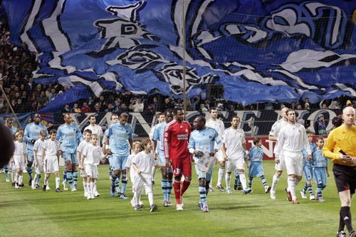 Olympique Marseille și Real Madrid, două dintre echipele care au amenințat cu mutarea în alte campionate. Fotografie de la ultimul meci între ele, din 2009 // Foto: Imago