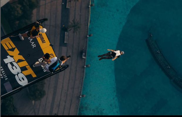 31 de sportivi au efectuat cu succes 437 de salturi de la etajul 139 al clădirii Burj Khalifa » Printre ei și o sportivă română, Cornelia Mihai