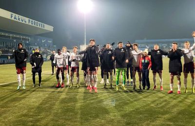 Ce s-a întâmplat pe gazon, la câteva secunde după victoria Rapidului » 6 detalii care nu au fost la TV