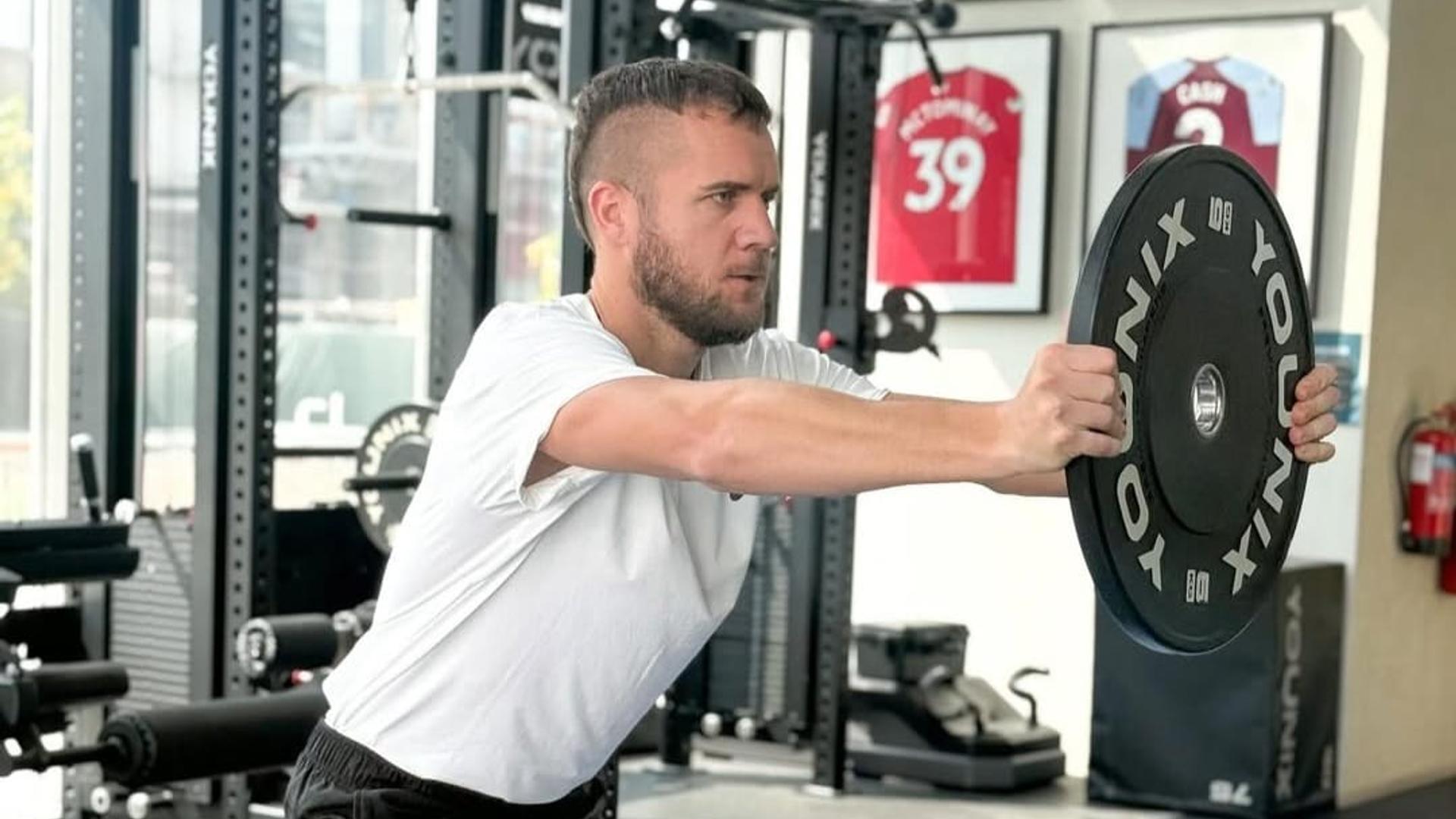 George Pușcaș Dinamo în echipament de antrenament pe teren, sub supravegherea antrenorului Zeljko Kopic, pregătindu-se pentru revenire joc | sursa foto: Gazeta Sporturilor