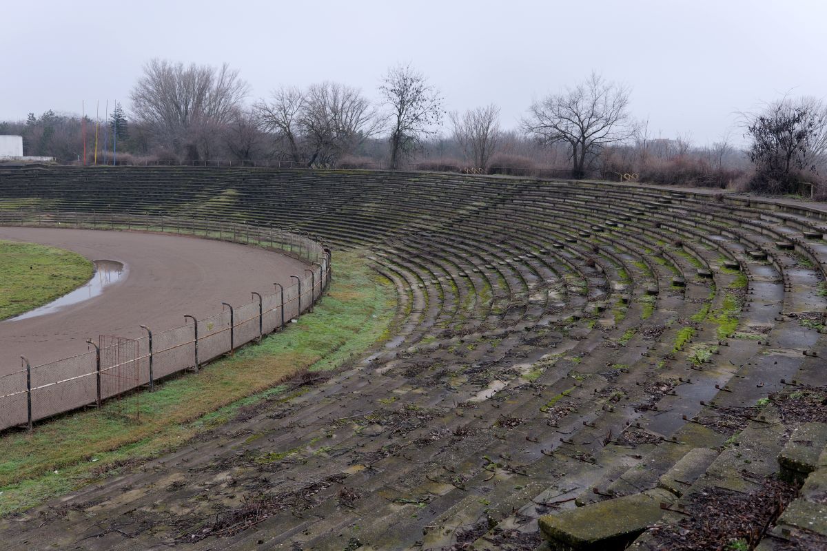 Stadionul din Brăila, printre ruine și vegetație: imagini dezarmante cu arena de 20.000 de locuri din România - februarie 2026