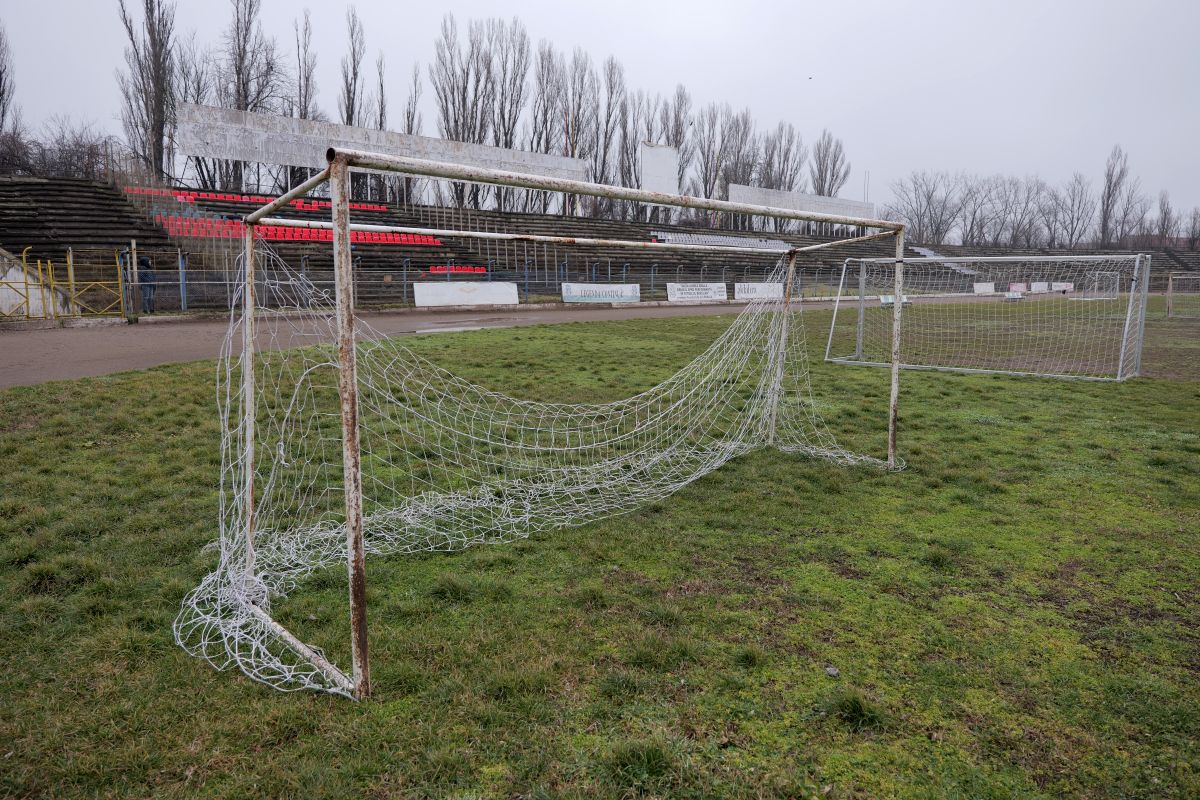 Stadionul de 20.000 de locuri din România se descompune! Reportaj GSP pe arena abandonată de autorități: nimeni nu o mai poate salva!