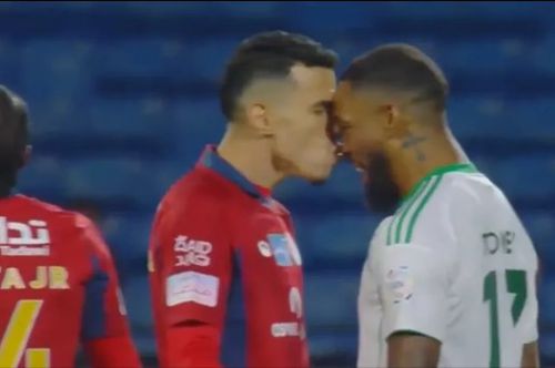 Jamal Harkass (stânga) îl înfruntă de Ivan Toney în finalul partidei Damac - Al-Ahli 0-1