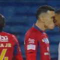 Jamal Harkass (stânga) îl înfruntă de Ivan Toney în finalul partidei Damac - Al-Ahli 0-1