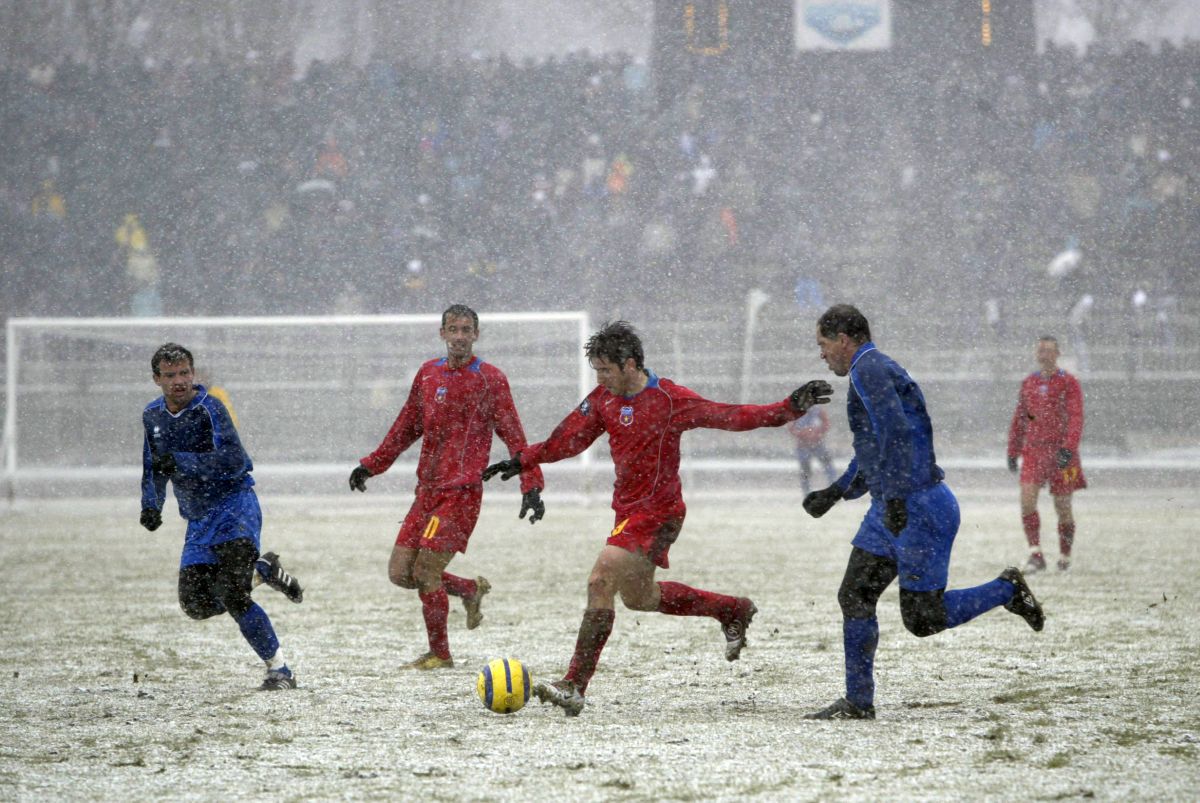 Când FCSB și Dinamo au jucat la Brăila: imagini din alte timpuri de pe „Municipalul” brăilean