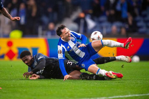 FIFA propune ca jucătorii accidentați să stea în afara terenului un minut // foto: Imago