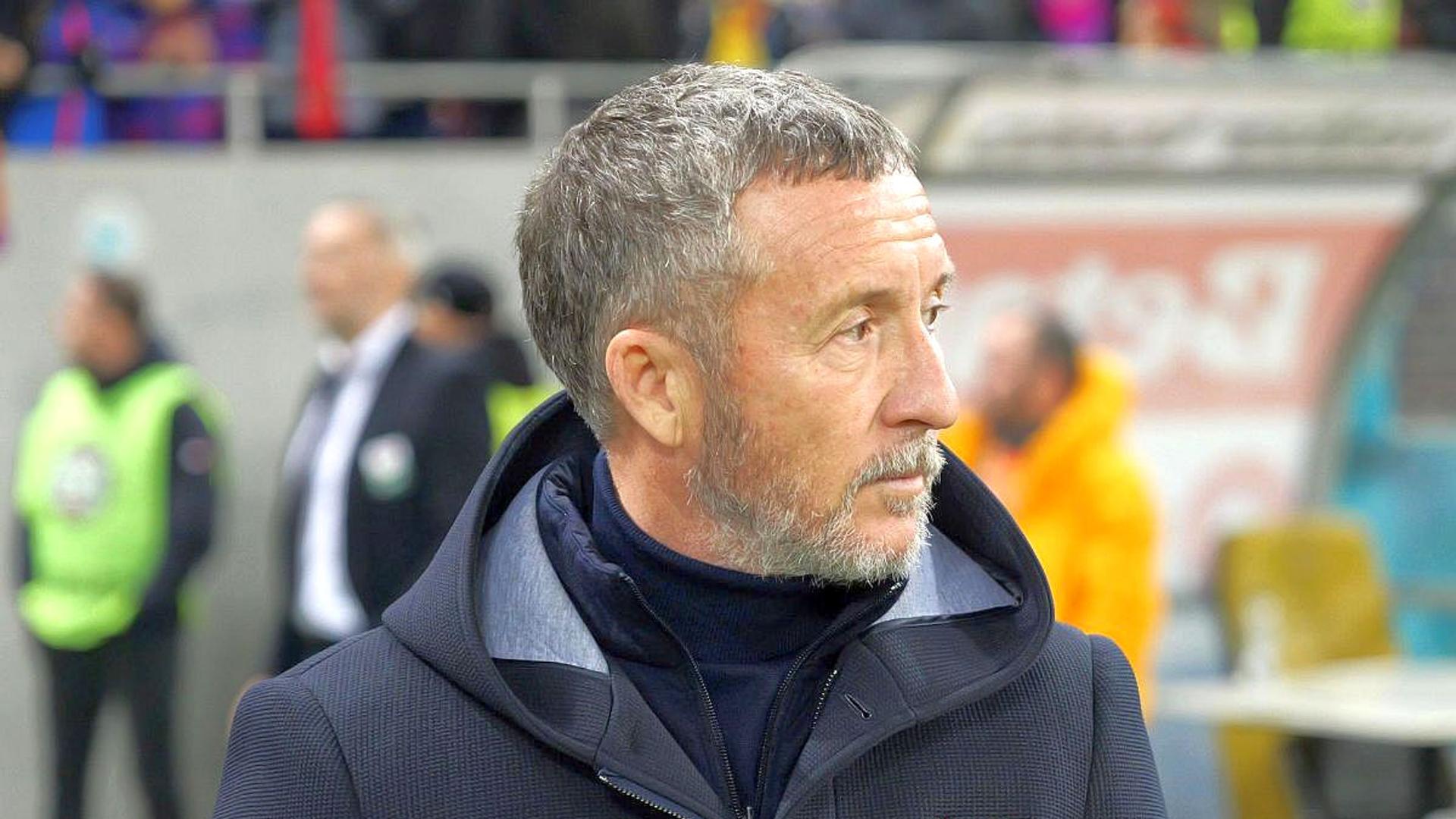 Mihai Stoica discutând în vestiar cu staff-ul tehnic FCSB despre situația echipei în play-out și rezultatele play-off-ului recente | sursa foto: Gazeta Sporturilor