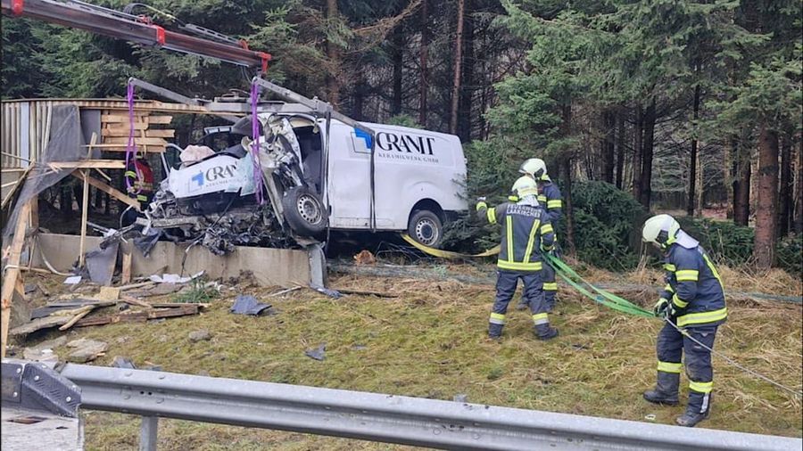 Așa arăta duba în care se afla vărul lui Valon Berisha în urma accidentului Accident teribil sub ochii fostului adversar al României în Nations League: și-a văzut vărul murind!