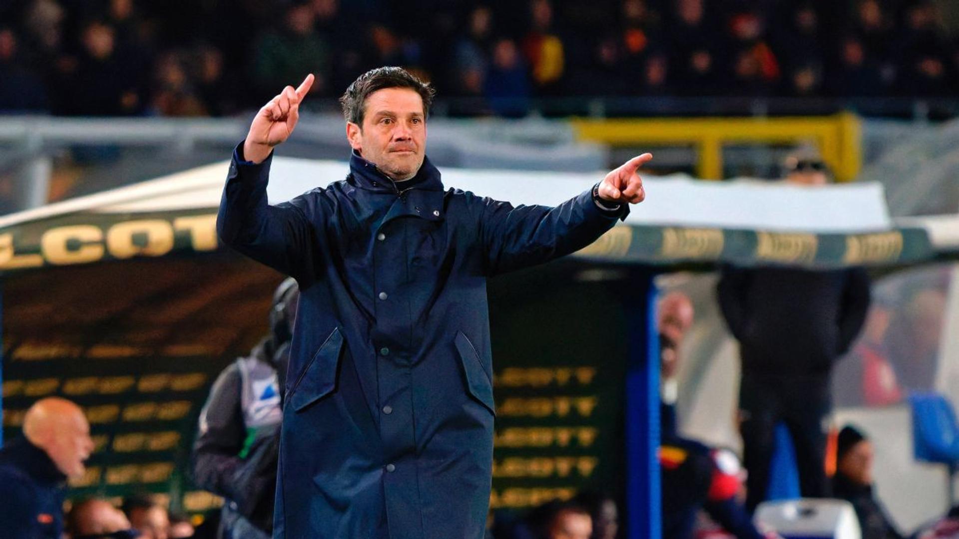 Cristi Chivu explicând planul anti-Bodo în ședința nerazzurrilor pentru meciul decisiv din Liga Campionilor, cu jucători atenți la strategii. | sursa foto: Gazeta Sporturilor