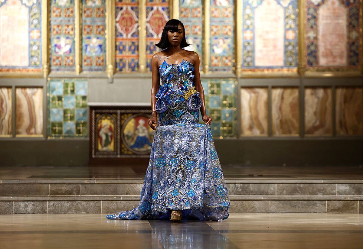 Trei vedete din Premier League, la cea mai provocatoare defilare din cadrul Săptămânii Modei de la Londra