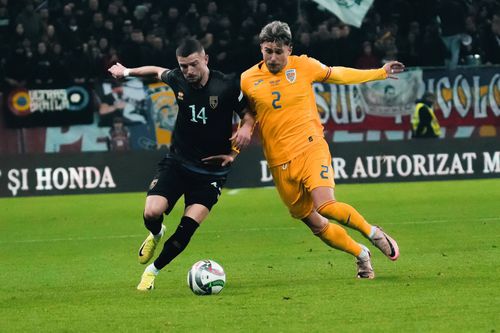 Valon Berisha (nr. 14), în duel cu Andrei Rațiu, în Liga Națiunilor / Foto/ Imago