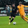 Valon Berisha (nr. 14), în duel cu Andrei Rațiu, în Liga Națiunilor / Foto/ Imago