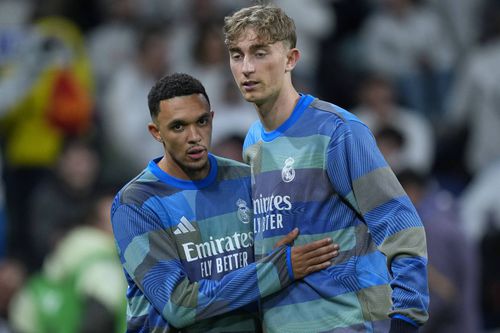Dean Huijsen (dreapta), împreună cu Trent Alexander-Arnold / Foto: Imago