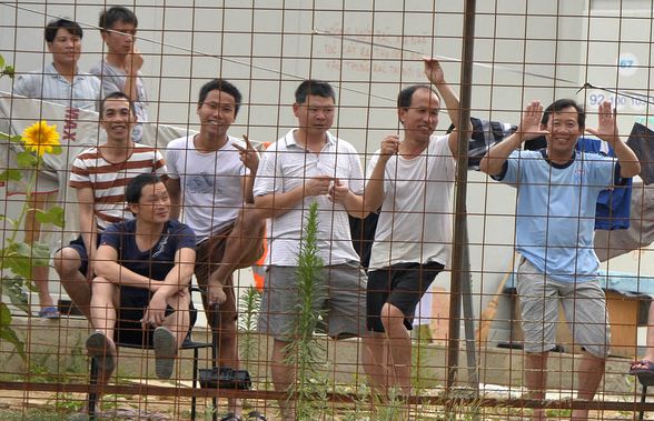 VIDEO. Vietnamezii de la stadioanele Ghencea și Giulești nu se tem de COVID-19: „Pe șantiere nu există riscuri”