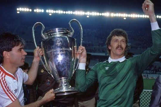 Anghel Iordănescu și Helmuth Duckadam sărbătorind câștigarea Cupei Campionilor Europeni