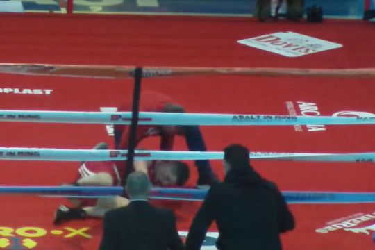În cadrul semifinalelor Cupei României la box pentru seniori (categoria 75 kg), Karol Szabo (25 de ani) i-a aplicat un KO devastator lui Andrei Dărămuș (33)