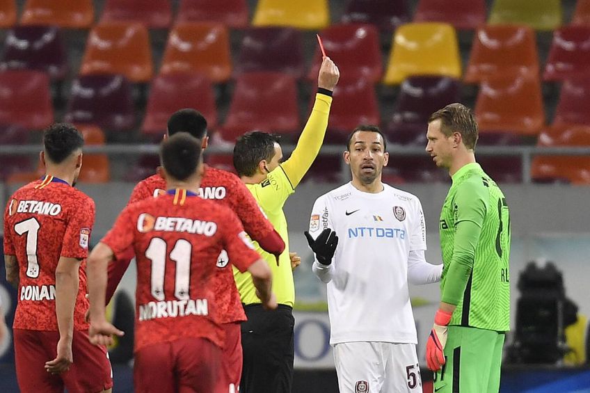 Giedrius Arlauskis (33 de ani), portarul lui CFR Cluj, a fost suspendat o etapă și amendat cu 740 de lei pentru cartonașul roșu încasat în derby-ul cu FCSB (0-3) din urmă cu 4 zile.